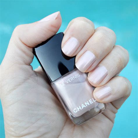 chanel eau de nacre nail polish